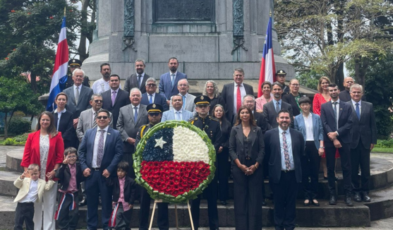 Ceremonia de ofrenda floral en conmemoración del 214° Aniversario de la independencia de la República de Chile.