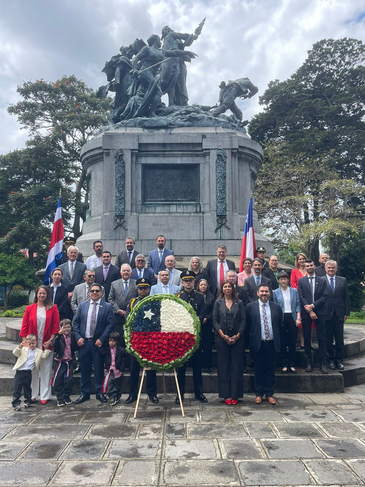 Ceremonia de ofrenda floral en conmemoración del 214° Aniversario de la independencia de la República de Chile.